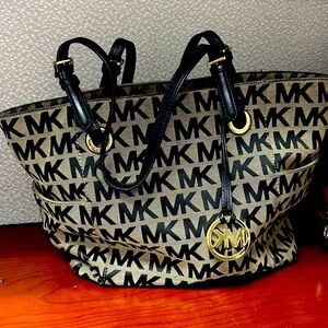 EUC Michael Kors "MK Logo" Tote women's shoulder bag pocket book purse
